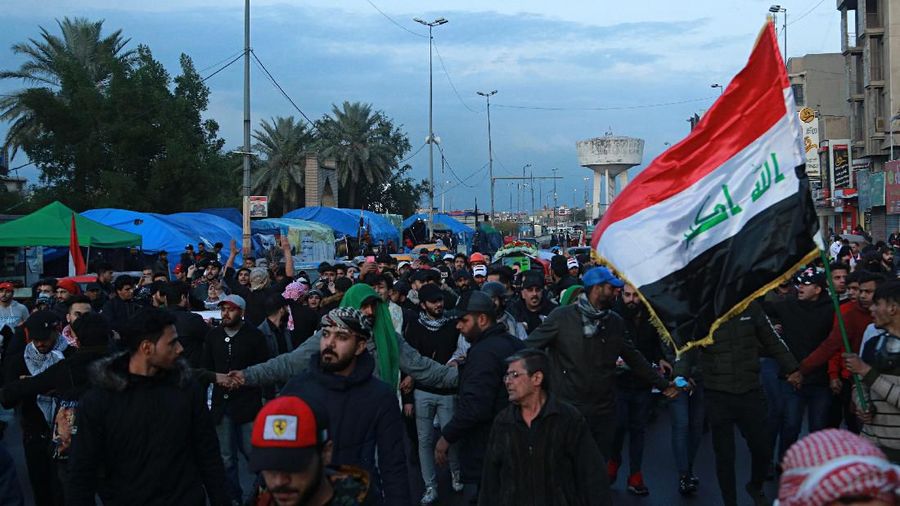 Irak dilanda demonstrasi. Demo yang terjadi sejak Oktober masih terjadi hingga kini dan memakan korban jiwa.