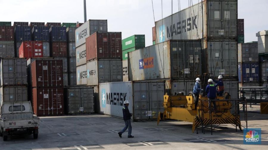 Aktifitas Peti Kemas di Daerah Priok. (CNBC Indonesia/Muhammad Sabki)