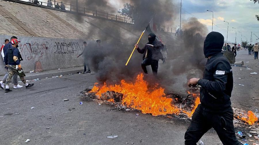 Irak dilanda demonstrasi. Demo yang terjadi sejak Oktober masih terjadi hingga kini dan memakan korban jiwa.