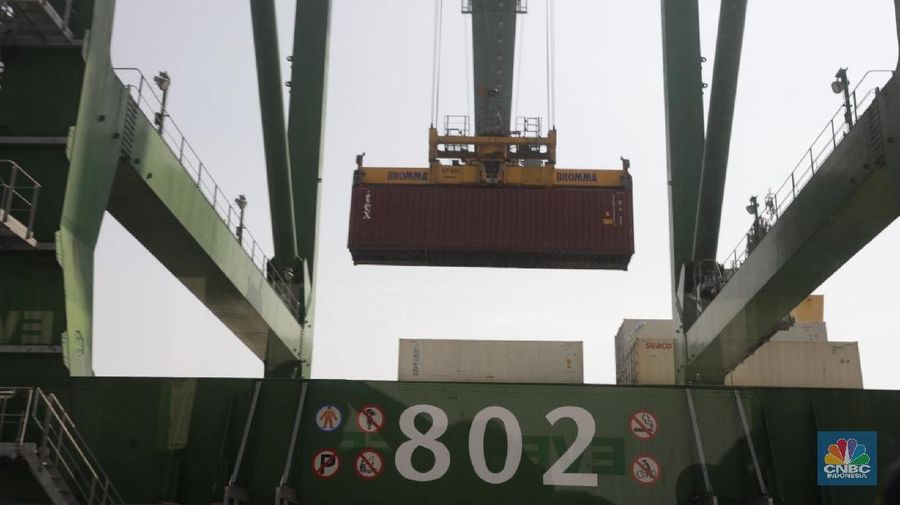 Aktifitas Peti Kemas di Daerah Priok. (CNBC Indonesia/Muhammad Sabki)