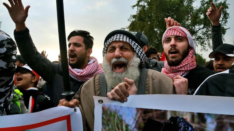 Irak dilanda demonstrasi. Demo yang terjadi sejak Oktober masih terjadi hingga kini dan memakan korban jiwa.