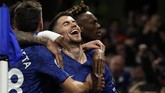 Jorginho membuat Chelsea unggul pada menit ke-28 dari titik putih. Penalti diberikan karena David Luiz mengganjal Tammy Abraham. Wasit Stuart Attwell juga memberi kartu merah kepada Luiz. (AP Photo/Leila Coker)