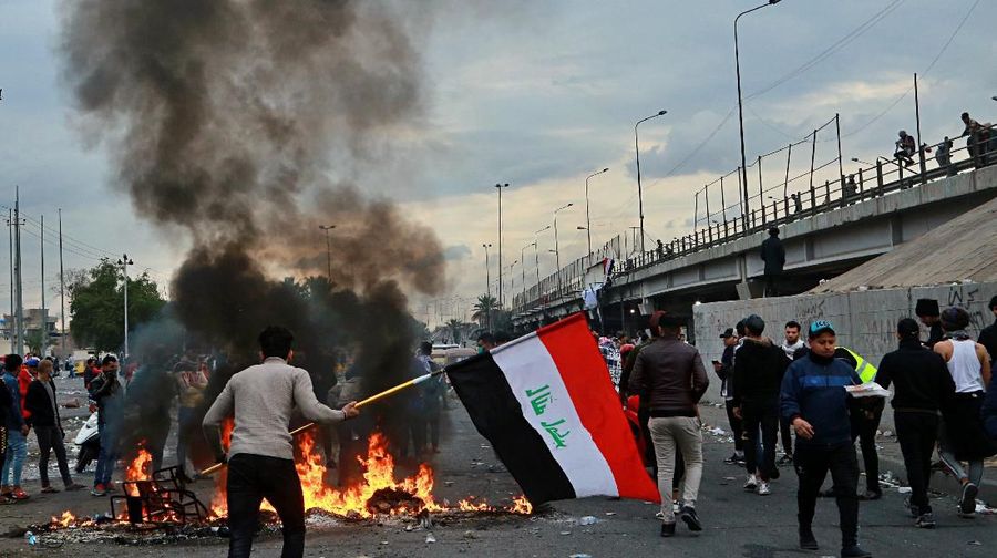 Irak dilanda demonstrasi. Demo yang terjadi sejak Oktober masih terjadi hingga kini dan memakan korban jiwa.