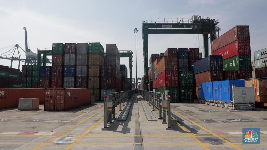 Aktifitas Peti Kemas di Daerah Priok. (CNBC Indonesia/Muhammad Sabki)