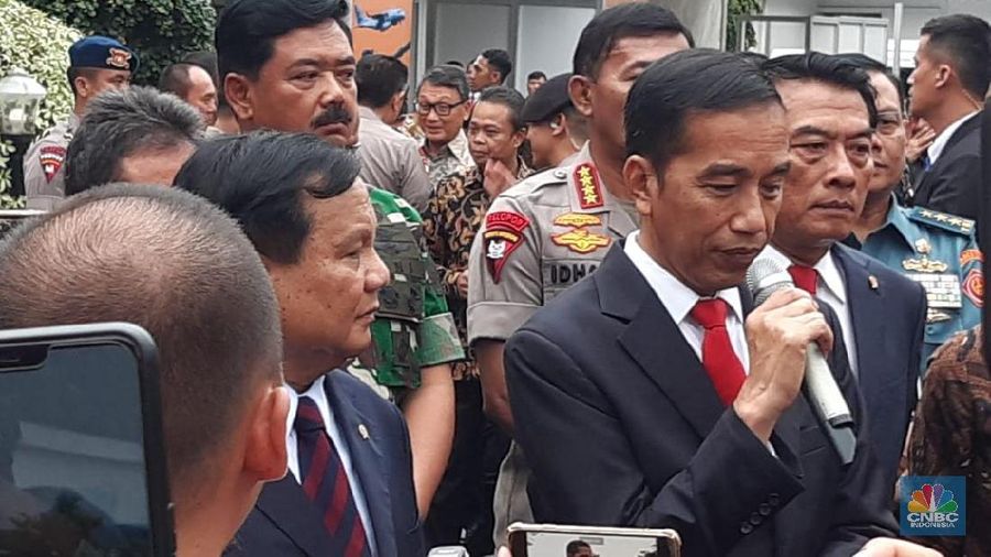 Presiden Joko Widodo (Jokowi) memimpin langsung rapat dengan jajaran Kementerian Pertahanan di bawah kendali Prabowo Subianto