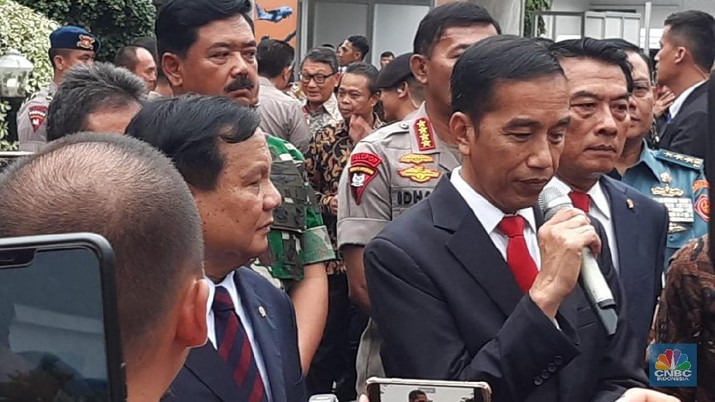 Presiden Joko Widodo (Jokowi) memimpin langsung rapat dengan jajaran Kementerian Pertahanan di bawah kendali Prabowo Subianto