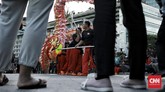 Sejak lama, Liong dimainkan di berbagai acara penting umat Tionghoa, biasanya di dalam area klenteng. (CNN Indonesia/Andry Novelino)