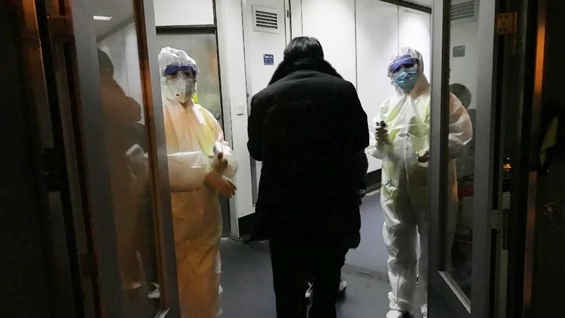 Pemeriksaan terhadap suhu tubuh di lakukan terhadap penumpang di bandara yang ada di Indonesia, China, dan Hong Kong.