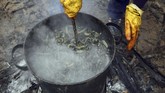 Mbakile melakukan perjalanan lebih dari 440 km ke pusat kota Botswana. Dia menjual 80 sen untuk sebungkus mopane kering, camilan pinggir jalan yang populer. (Monirul Bhuiyan / AFP)