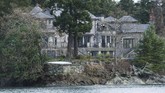 Penampakan rumah megah Pangeran Harry beserta sang istri, Meghan Markle dan anak pertamanya, Archie, di Deep Cove Neighborhood. (AFP/Mark Goodnow)