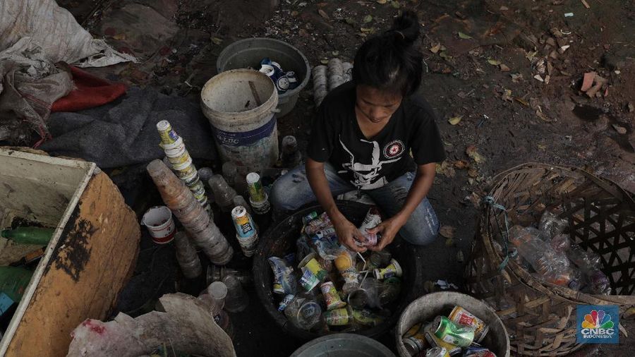 Aktifitas Bocah Saat Bermain di Kampung Pemulung dengan Penuh Senyuman dan Harapan.