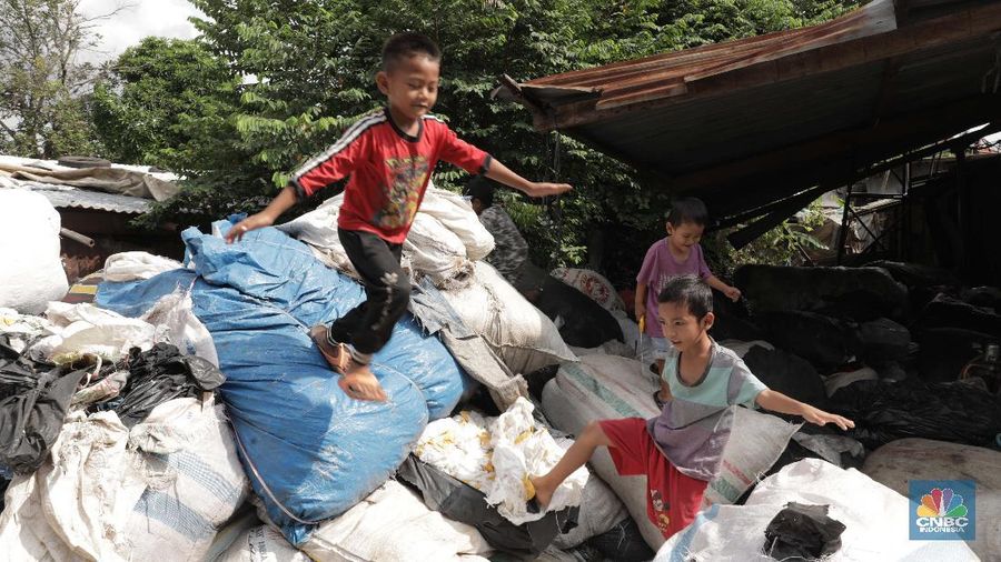 Senyum dan Harapan Para Bocah di Kampung Pemulung. (CNBC Indonesia/Muhammad Sabki)