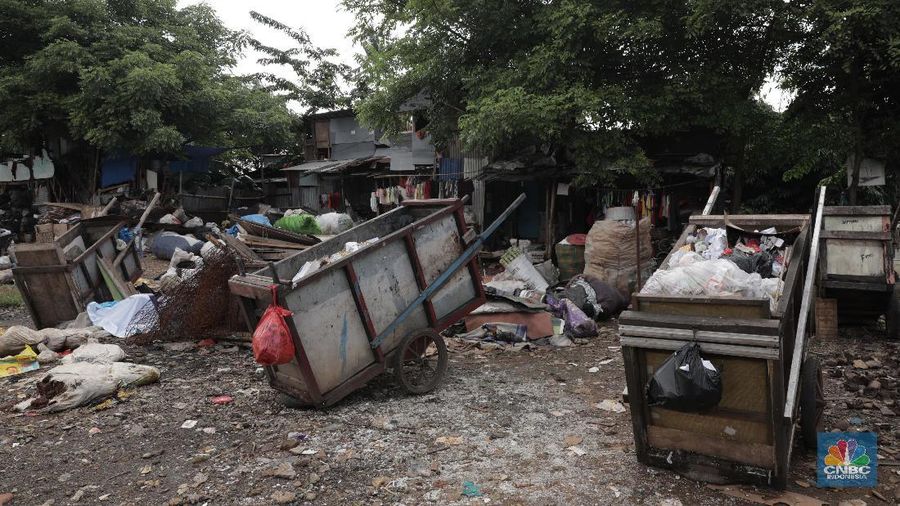 Aktifitas Bocah Saat Bermain di Kampung Pemulung dengan Penuh Senyuman dan Harapan.