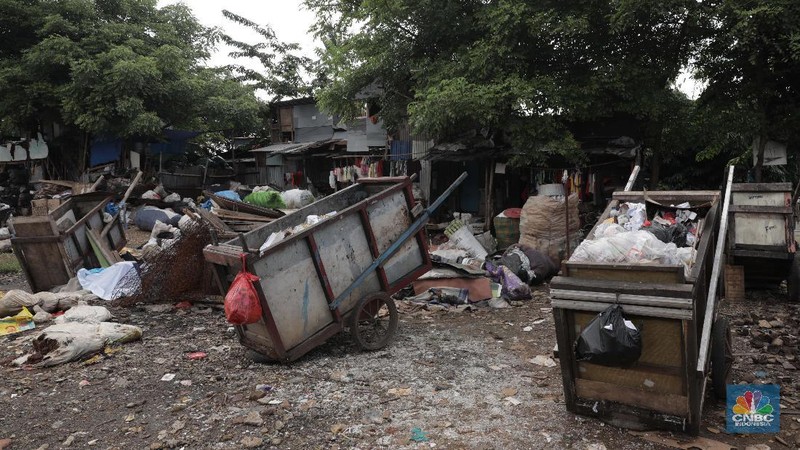 Aktifitas Bocah Saat Bermain di Kampung Pemulung dengan Penuh Senyuman dan Harapan.