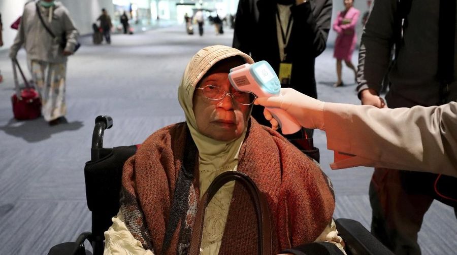 Pemeriksaan terhadap suhu tubuh di lakukan terhadap penumpang di bandara yang ada di Indonesia, China, dan Hong Kong.