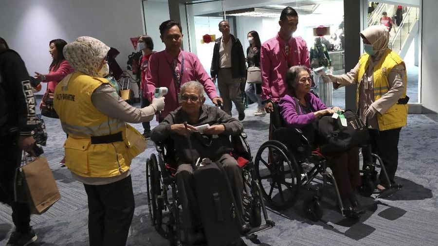 Pemeriksaan terhadap suhu tubuh di lakukan terhadap penumpang di bandara yang ada di Indonesia, China, dan Hong Kong.
