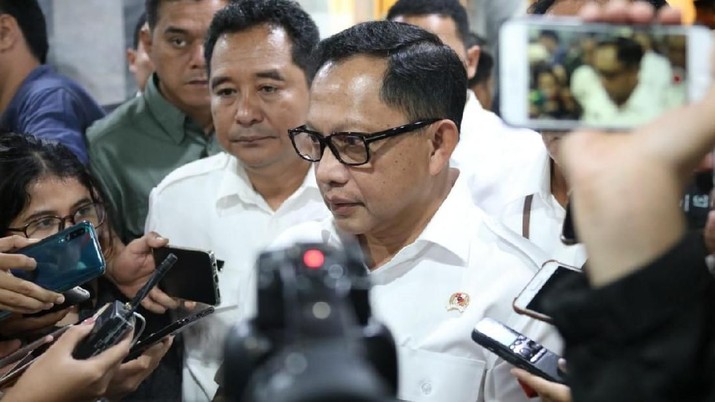 Menteri Dalam Negeri Tito Karnavian di ruang rapat Komisi II DPR RI. (Dok: Puspen Kemendagri)