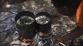 “Ulat mopane tak lagi berlimpah seperti dulu saat musim hujan,” kata Onalethata Mbakile dikutip dari Yahoo. (Monirul Bhuiyan / AFP)