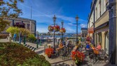 Warga lokal dan turis di Bastion Square, Victoria. (Istockphoto/Photoservice)