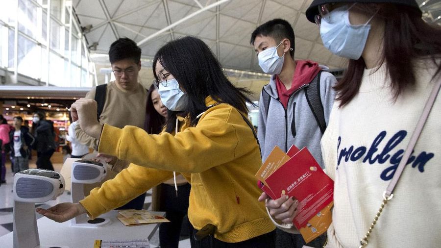 Pemeriksaan terhadap suhu tubuh di lakukan terhadap penumpang di bandara yang ada di Indonesia, China, dan Hong Kong.