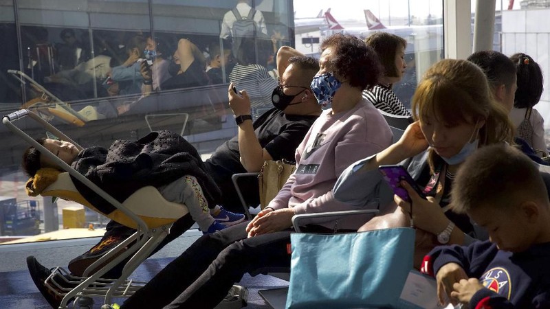 Pemeriksaan terhadap suhu tubuh di lakukan terhadap penumpang di bandara yang ada di Indonesia, China, dan Hong Kong.