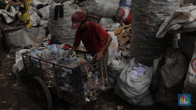 Aktifitas Bocah Saat Bermain di Kampung Pemulung dengan Penuh Senyuman dan Harapan.
