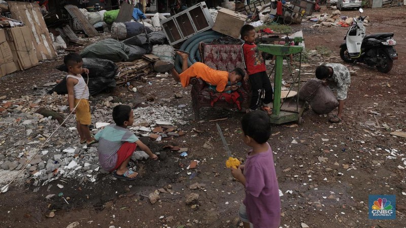 Aktifitas Bocah Saat Bermain di Kampung Pemulung dengan Penuh Senyuman dan Harapan.