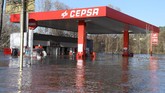 Tim penyelamat menyebut hingga saat ini masih ada empat orang yang dinyatakan hilang dan belum dapat ditemukan. (Josep LAGO / AFP)