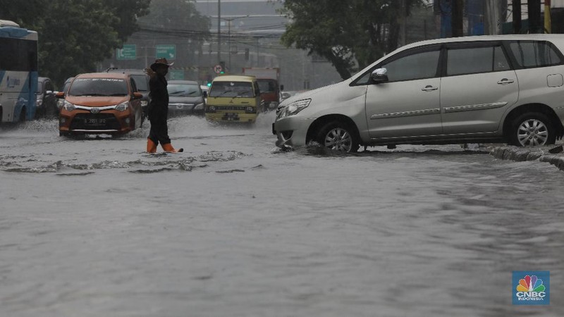 Badan Meteorologi Klimatologi dan Geofisika (BMKG) memperkirakan curah hujan dengan intensitas lebat akan terjadi sepekan ke depan.