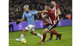 Gol pemain pengganti Sergio Aguero pada menit ke-73 memastikan Manchester City menang tipis 1-0 atas Sheffield United di Bramall Lane. (AP Photo/Rui Vieira)