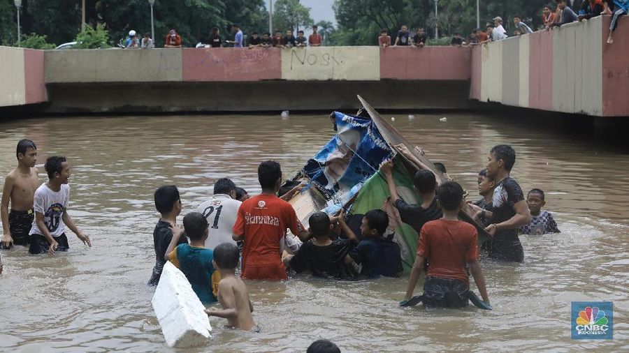 Underpass kemayoran jakarta pusat kembali menjadi kolam renang dadakan setelah hujan deras yang menguyur jakarta sejak pagi hari.