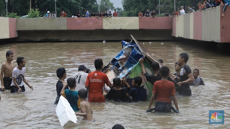 Underpass kemayoran jakarta pusat kembali menjadi kolam renang dadakan setelah hujan deras yang menguyur jakarta sejak pagi hari.