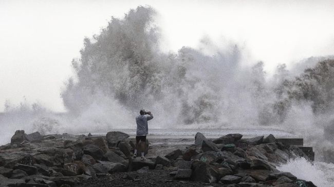 Badai Dennis Hantam Inggris, Dua Tewas Terseret ke Laut