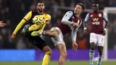 Pemain Watford Etienne Capoue berduel melawan gelandang Aston Villa Jack Grealish. Villa menang 2-1 atas Watford di Villa Park. (David Davies/PA via AP)
