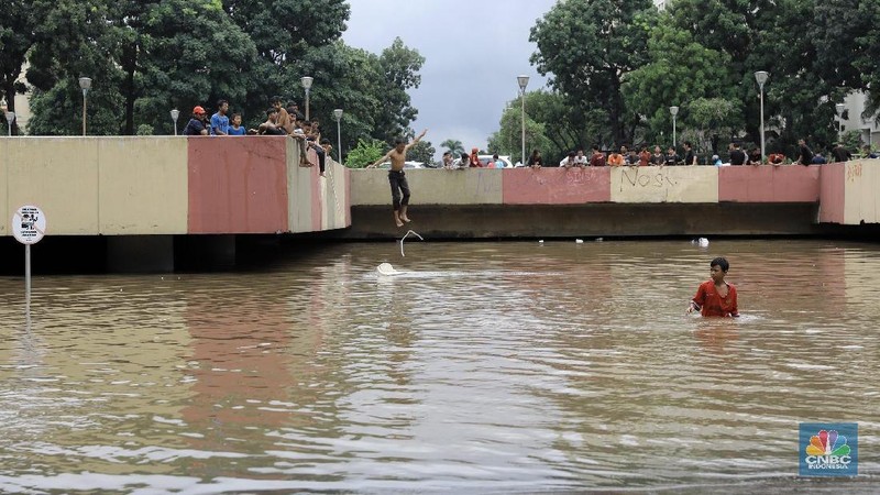 Underpass kemayoran jakarta pusat kembali menjadi kolam renang dadakan setelah hujan deras yang menguyur jakarta sejak pagi hari.