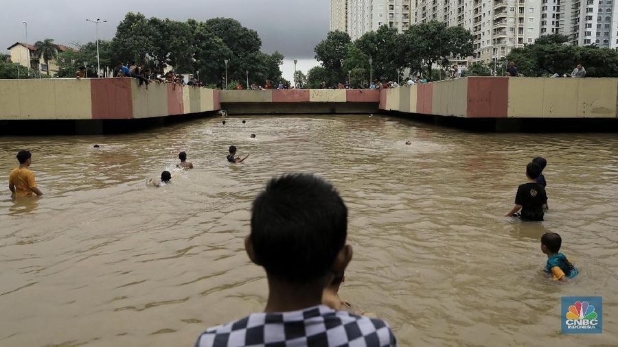 Underpass kemayoran jakarta pusat kembali menjadi kolam renang dadakan setelah hujan deras yang menguyur jakarta sejak pagi hari.