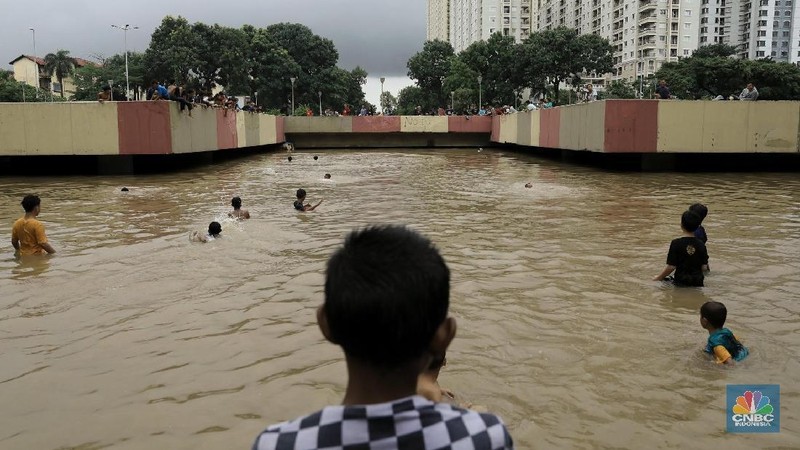 Underpass kemayoran jakarta pusat kembali menjadi kolam renang dadakan setelah hujan deras yang menguyur jakarta sejak pagi hari.