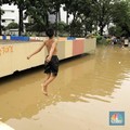 Banjirrrr.. Underpass Kemayoran Berubah Jadi Kolam Renang