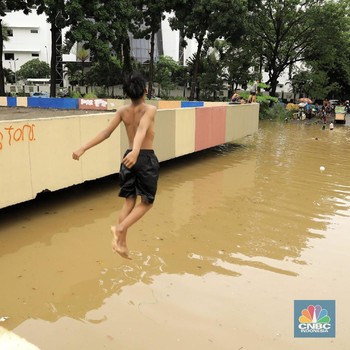 Banjirrrr.. Underpass Kemayoran Berubah Jadi Kolam Renang