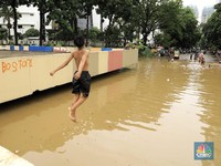 Banjirrrr.. Underpass Kemayoran Berubah Jadi Kolam Renang