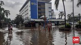 Genangan air pasca hujan deras juga terjadi sekitar Kantor Pusat Bea Cukai, Jakarta Timur, Jumat (24/01/2020). (CNN Indonesia/ Adhi Wicaksono)