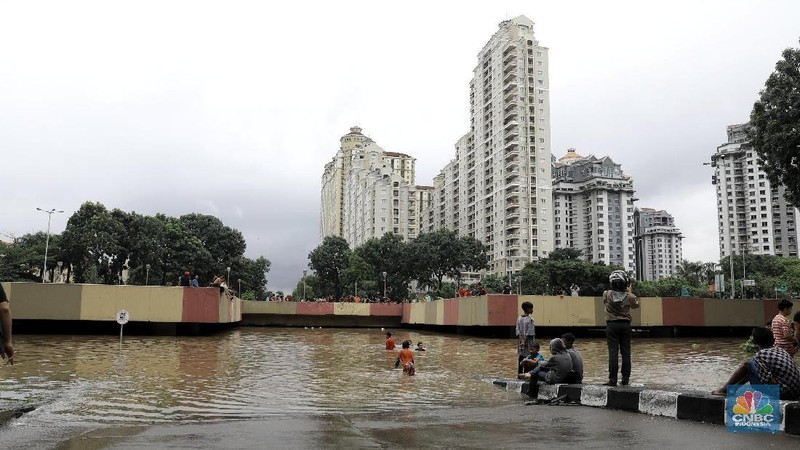 Underpass kemayoran jakarta pusat kembali menjadi kolam renang dadakan setelah hujan deras yang menguyur jakarta sejak pagi hari.