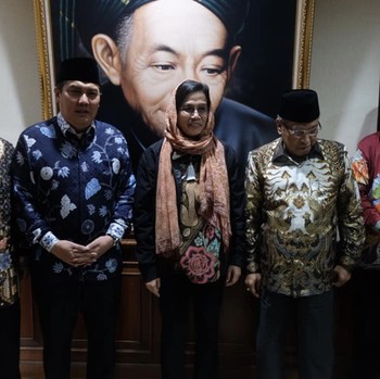 Berkerudung, Ini Gaya Sri Mulyani Ketika Sowan ke Kantor PBNU