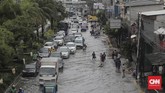 Genangan air akibat hujan deras terjadi di Jalan Gunung Sahari, Jakarta, 24 Januari 2020. (CNN Indonesia/ Adhi Wicaksono)