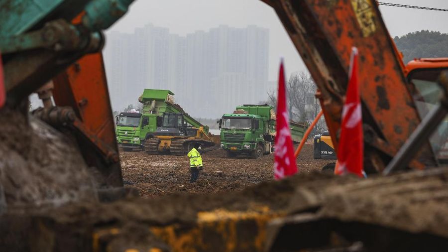 China membangun rumah sakit khusus untuk terinfeksi virus corona.