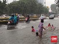 Banjir Jadi Kolam Renang Dadakan Anak-anak Gunung Sahari