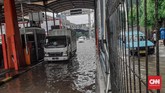 Air setinggi kurang lebih 15 sentimeter menggenangi Gerbang Tol Rawamangun, Jakarta Timur, Jumat (24/01/2020). (CNN Indonesia/ Adhi Wicaksono)