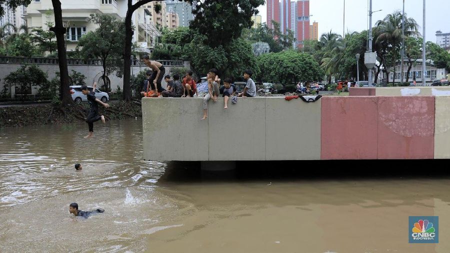 Underpass kemayoran jakarta pusat kembali menjadi kolam renang dadakan setelah hujan deras yang menguyur jakarta sejak pagi hari.