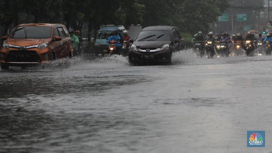 Badan Meteorologi Klimatologi dan Geofisika (BMKG) memperkirakan curah hujan dengan intensitas lebat akan terjadi sepekan ke depan.