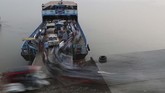 Penumpang turun dari kapal feri setelah melintasi sungai Mekong di Arey Ksat menuju Phnom Penh, Kamboja. (AP Photo/Heng Sinith)